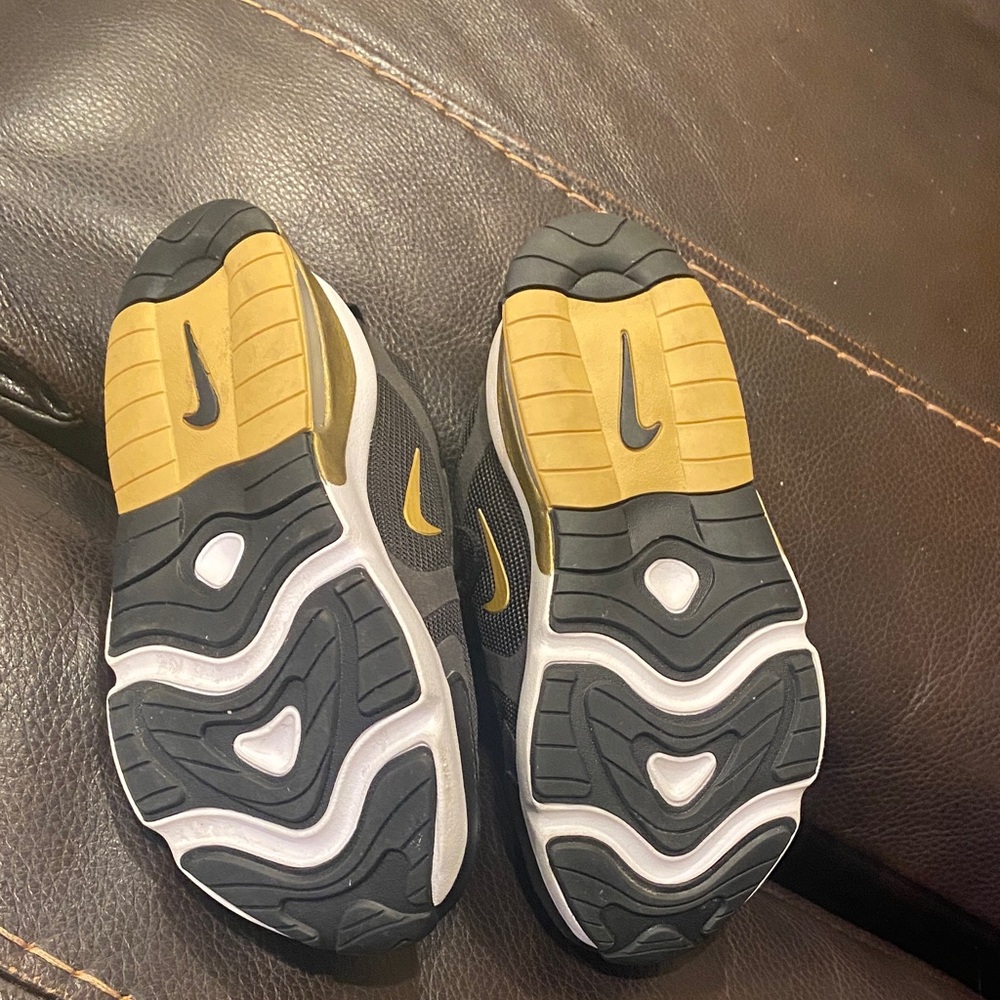 Nike Black and Gold KIDS Air Max 200
Sneakers SIZE 12c - Picture 12 of 13